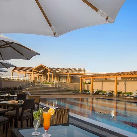 Ayla Grand Hotel al-Ain Exterior foto The pool at the hotel