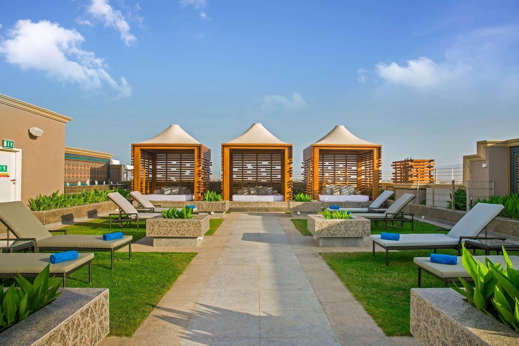Ayla Grand Hotel al-Ain Exterior foto Rooftop pool at the hotel
