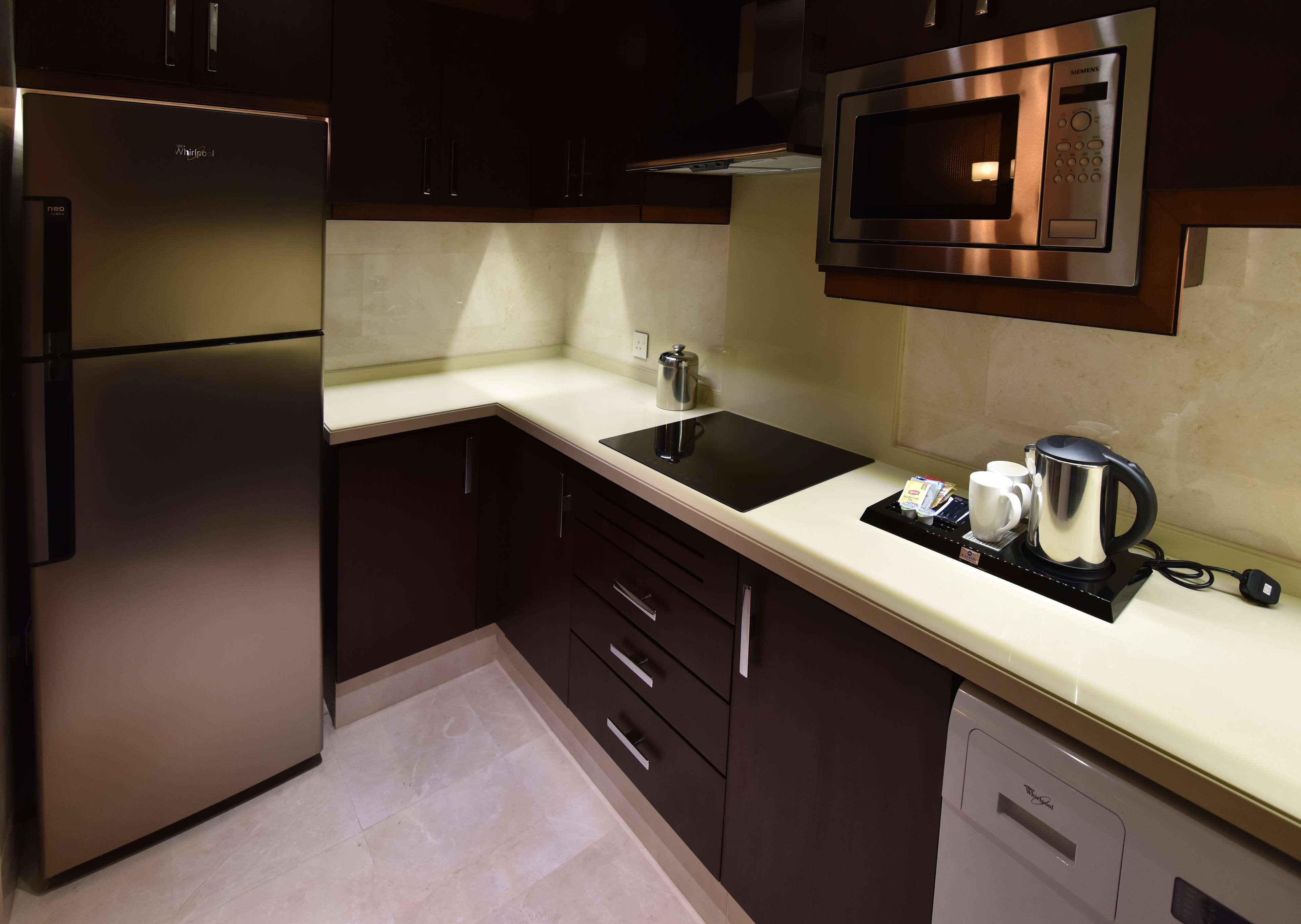 Ayla Grand Hotel al-Ain Exterior foto A modern kitchen