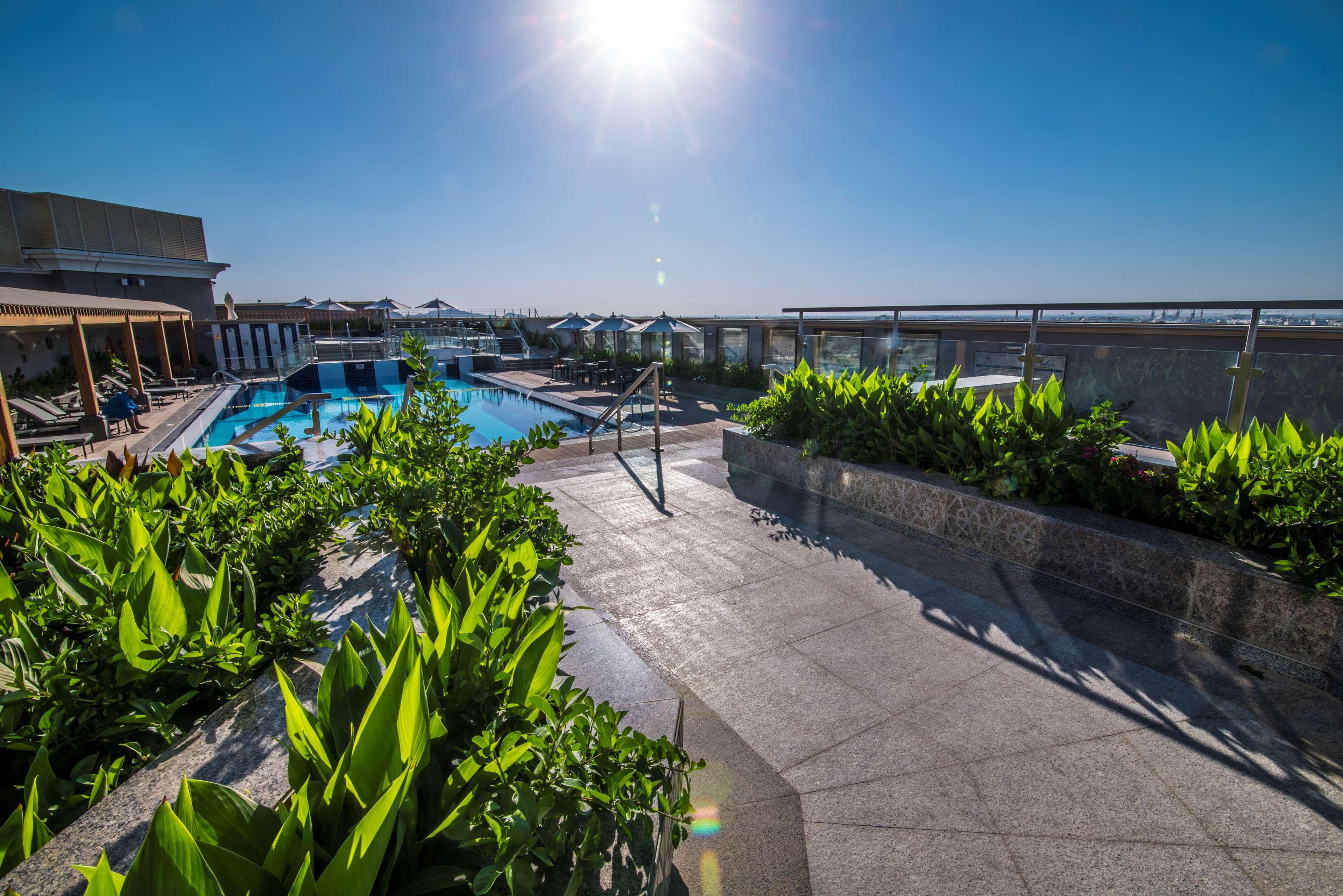 Ayla Grand Hotel al-Ain Exterior foto Rooftop pool at the hotel