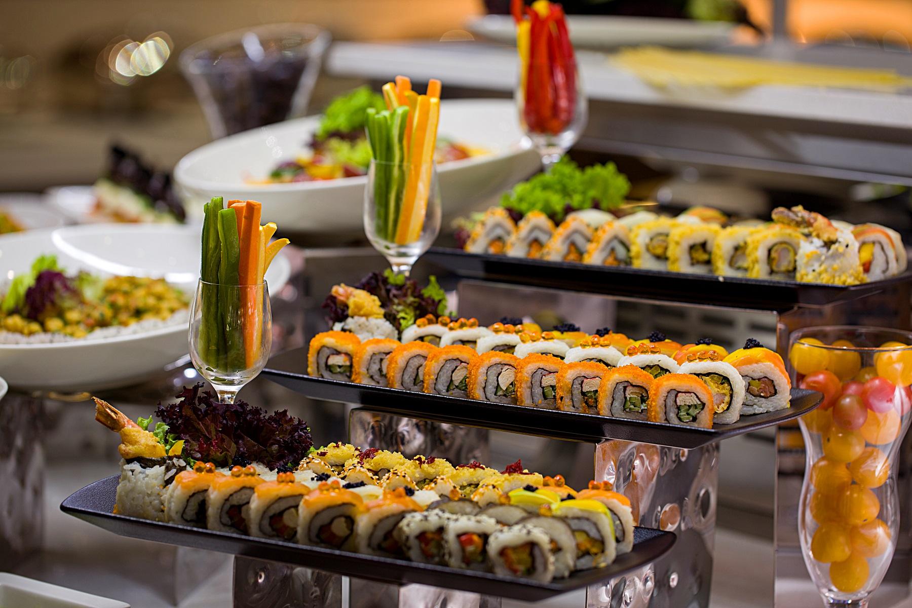 Ayla Grand Hotel al-Ain Exterior foto Sushi at a buffet