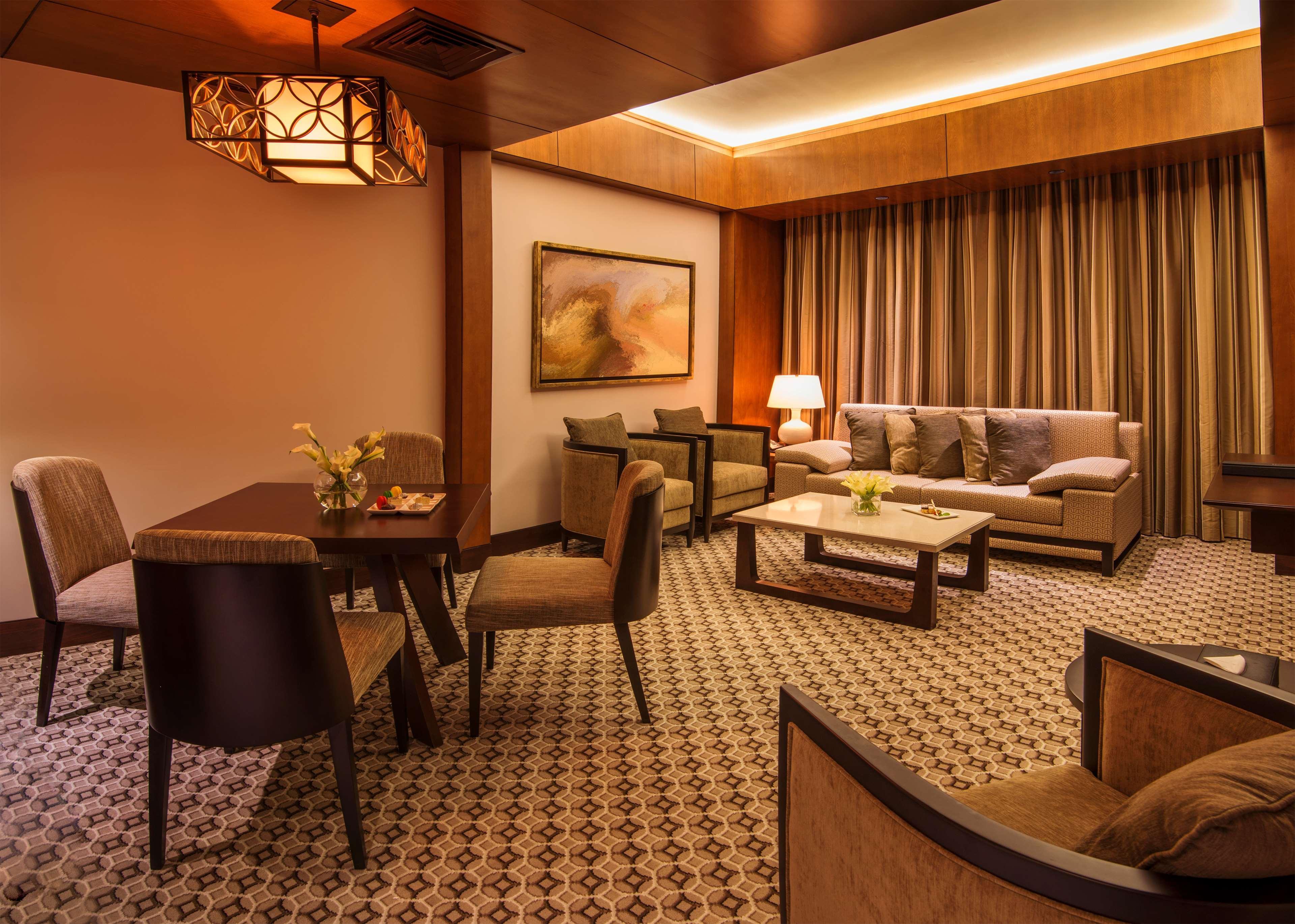 Ayla Grand Hotel al-Ain Exterior foto A suite at the hotel