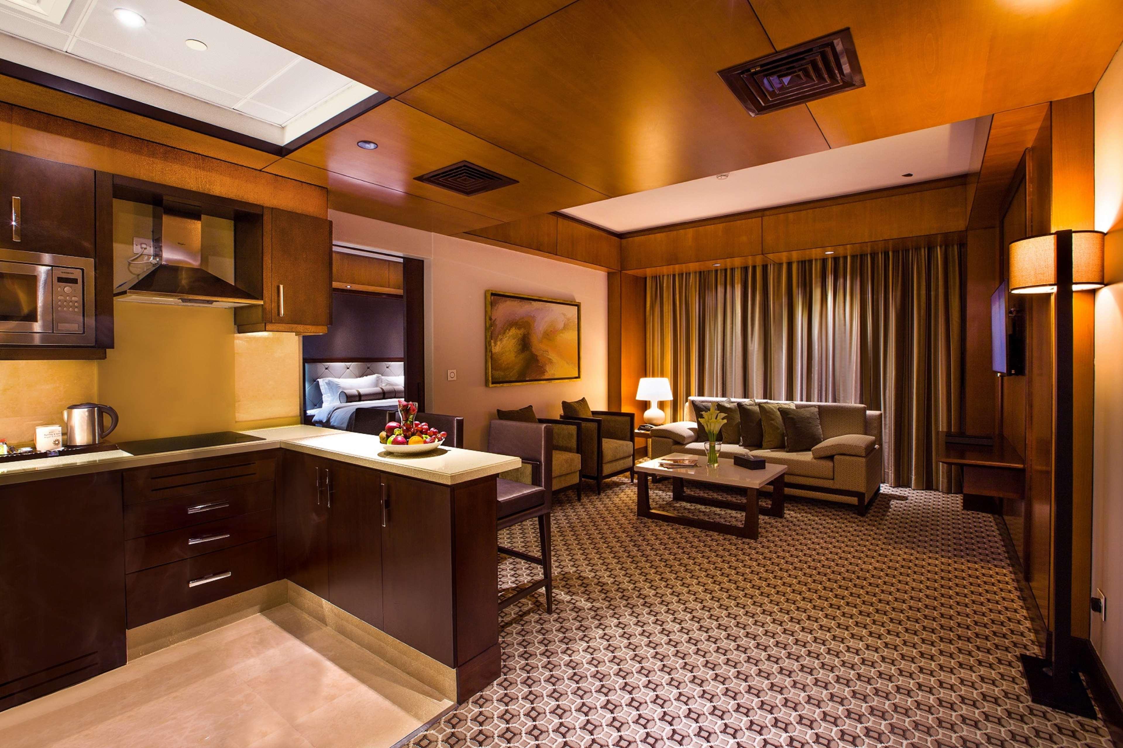Ayla Grand Hotel al-Ain Exterior foto A suite at the hotel