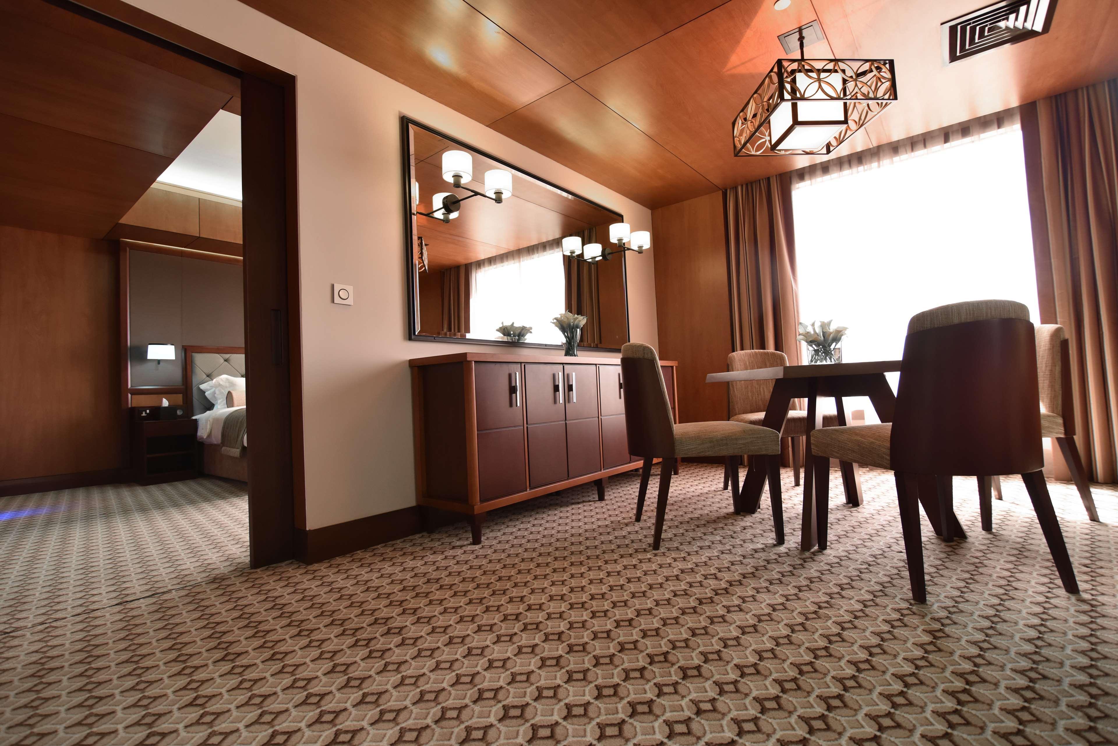 Ayla Grand Hotel al-Ain Exterior foto A suite at the hotel