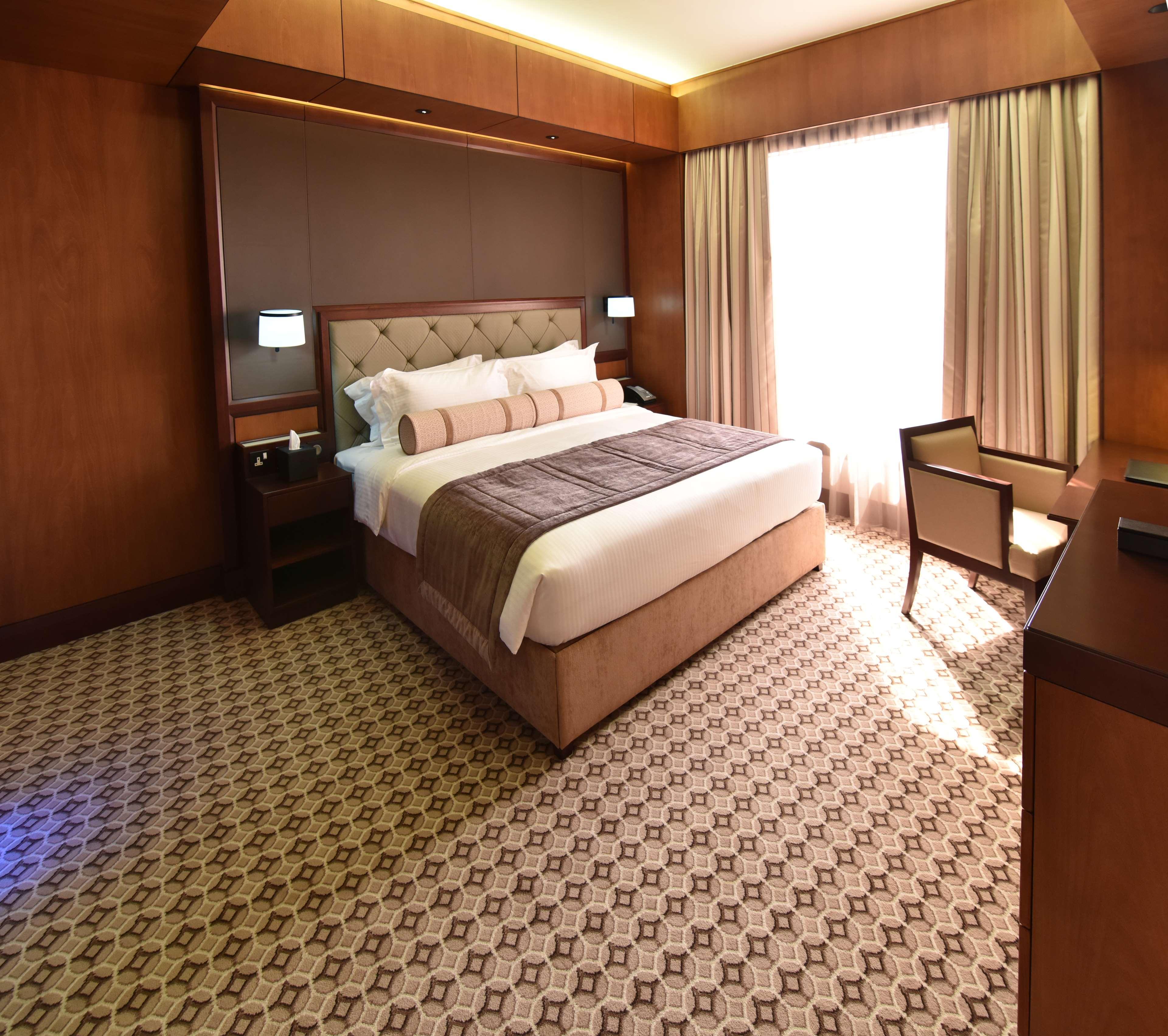 Ayla Grand Hotel al-Ain Exterior foto A bedroom in the hotel