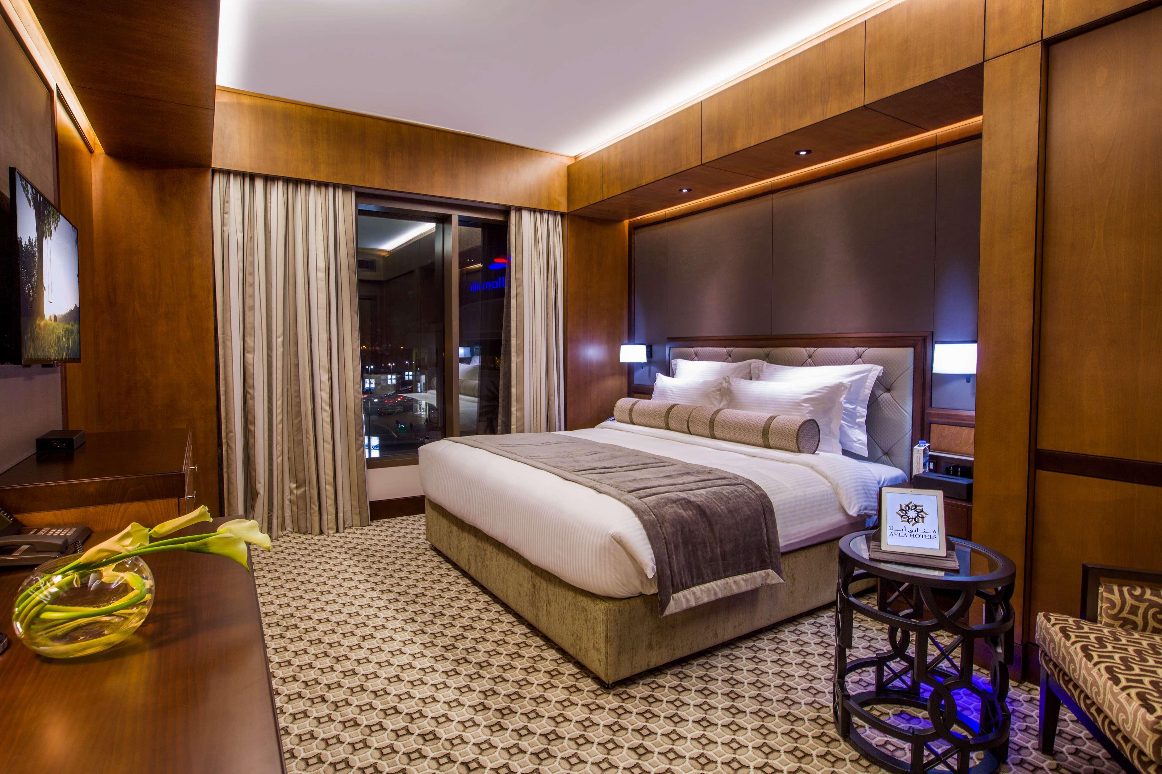 Ayla Grand Hotel al-Ain Exterior foto A bedroom at the hotel