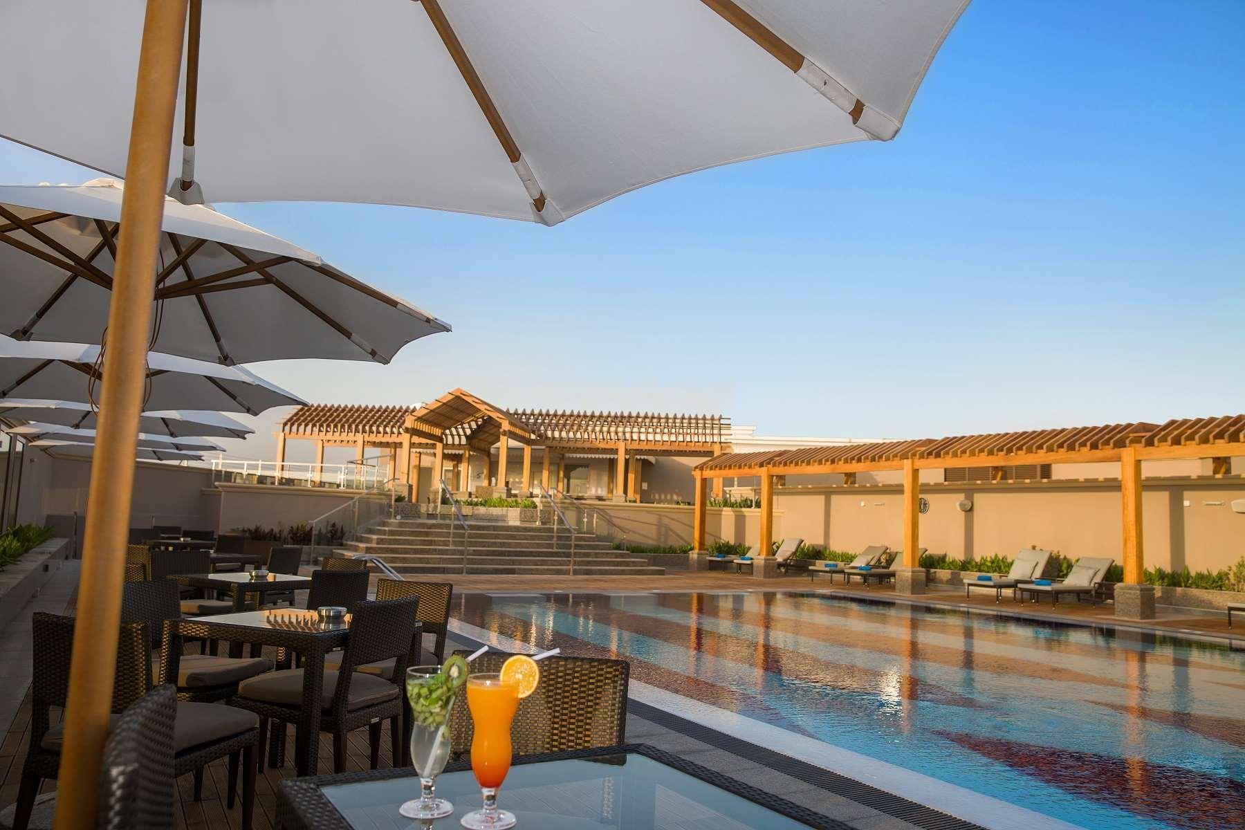 Ayla Grand Hotel al-Ain Exterior foto The pool at the hotel