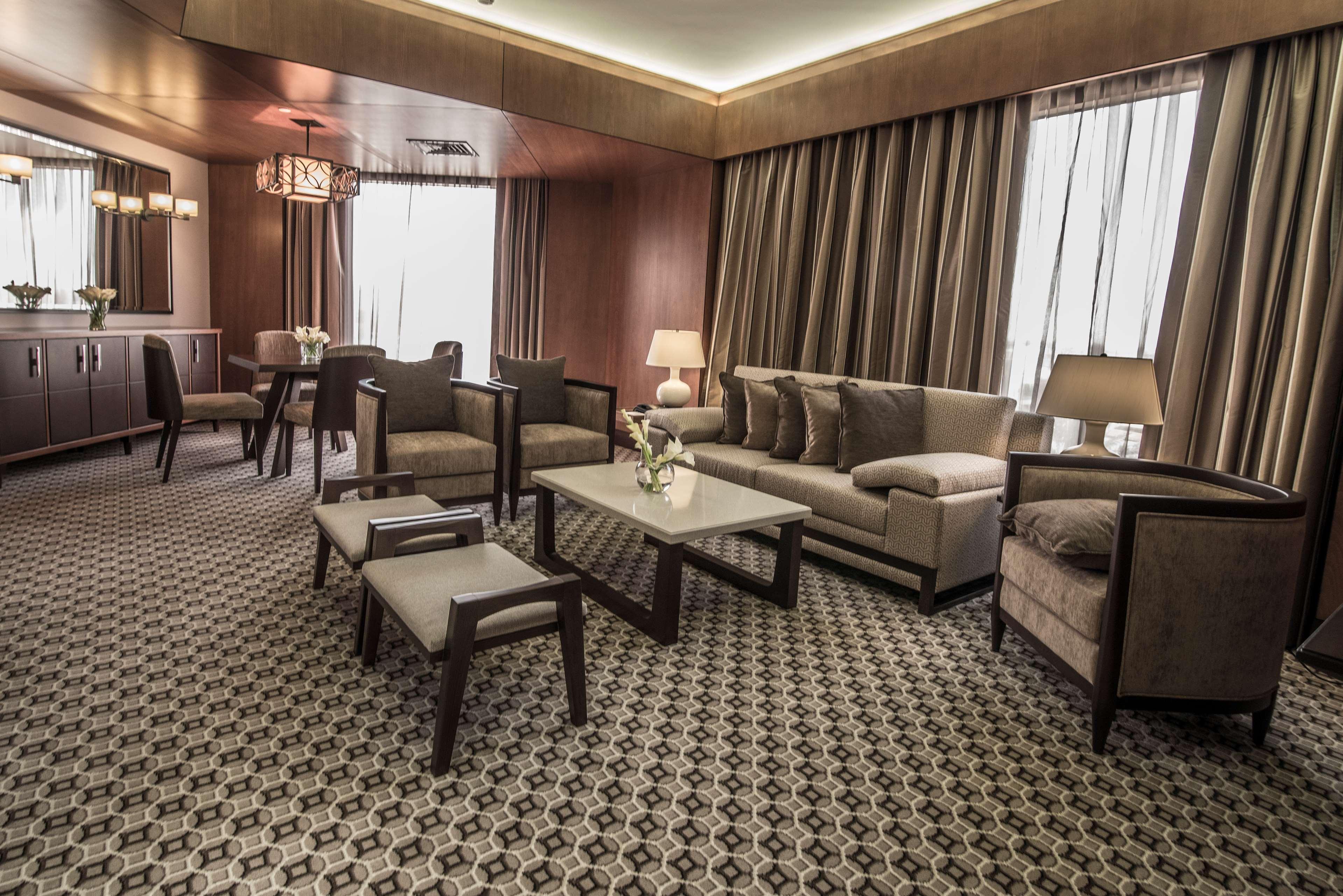 Ayla Grand Hotel al-Ain Exterior foto The interior of a suite at the hotel