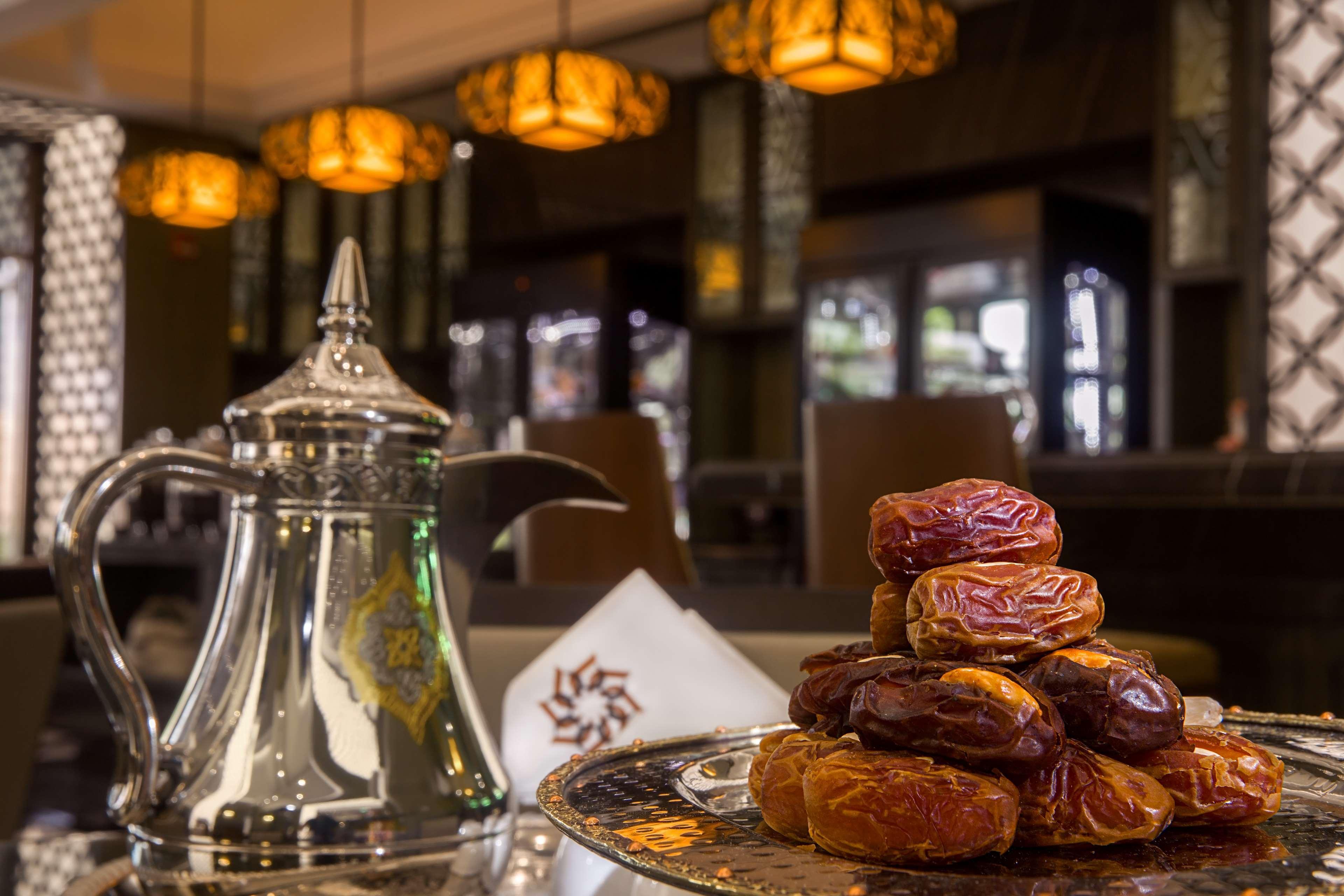 Ayla Grand Hotel al-Ain Exterior foto Arabic coffee pot and dates