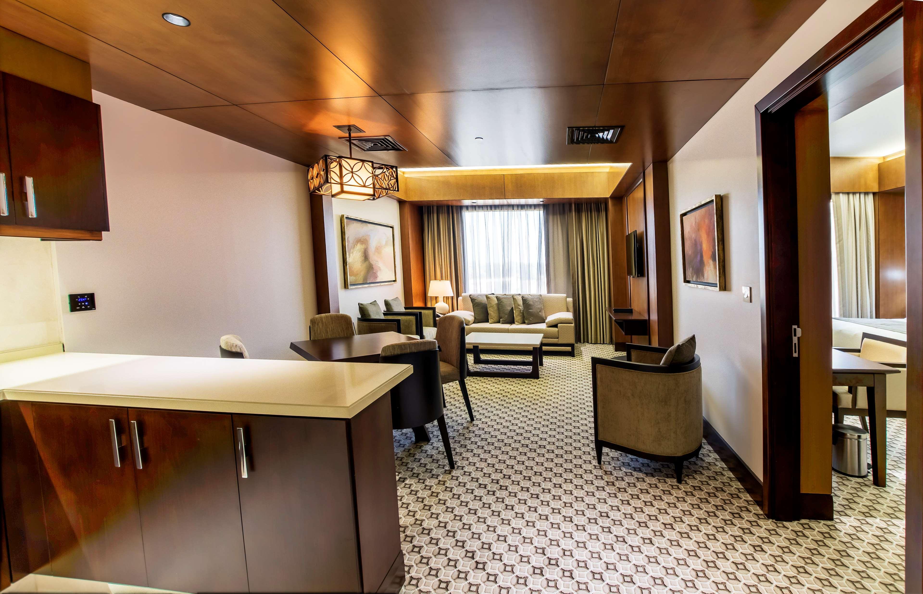 Ayla Grand Hotel al-Ain Exterior foto A suite at the hotel