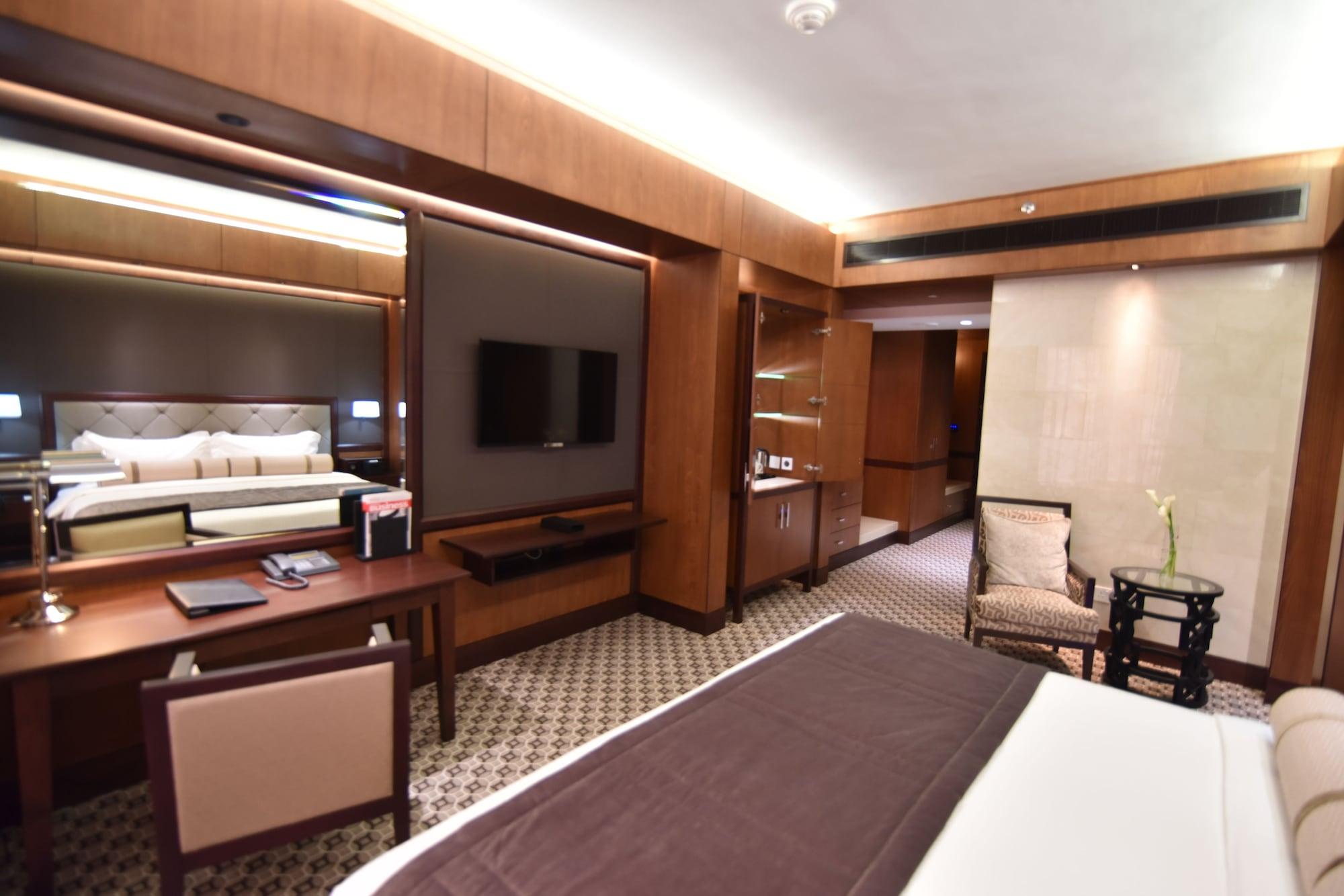 Ayla Grand Hotel al-Ain Exterior foto A suite at the hotel