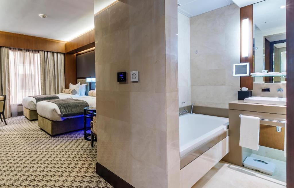 Ayla Grand Hotel al-Ain Exterior foto A room at the hotel