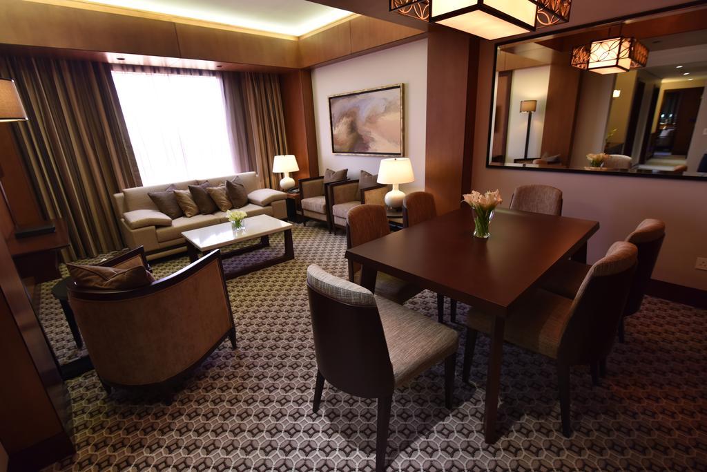 Ayla Grand Hotel al-Ain Exterior foto A suite at the hotel